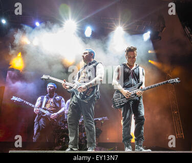 Oshkosh, Wisconsin, Stati Uniti d'America. 17 Luglio, 2015. Chitarristi ZACKY vendetta (L) e SYNYSTER GATES di vendicato sette volte eseguire live al Rock usa music festival di Oshkosh, Wisconsin © Daniel DeSlover/ZUMA filo/Alamy Live News Foto Stock