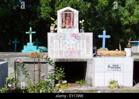 Hello Kitty foto sulla bambina del luogo di riposo presso il cimitero di Isola di Ometepe Nicaragua Foto Stock