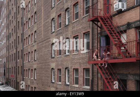 Due donne al di fuori seduta sulla via di fuga in caso di incendi, fumatori, 529 arts edificio accanto alla linea alta, New York City, Manhattan STATI UNITI D'AMERICA. Foto Stock