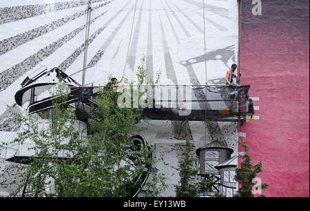 Pubblico di arte di strada sulla linea alta, mano-pittura un muro, Kerry James Marshall, contemporanea NYC, Manhattan STATI UNITI D'AMERICA. Foto Stock