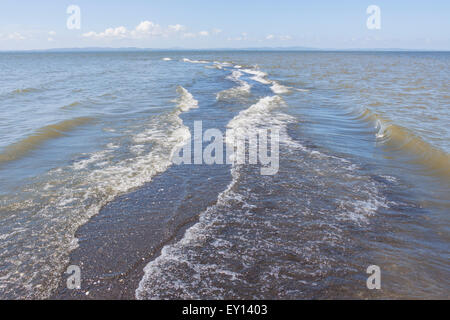 Il lago di correnti si scontrano formante un percorso in acqua sulla Punta Jesús María nell isola di Ometepe Nicaragua Foto Stock