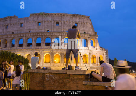 Turista al Colosseo al tramonto Foto Stock