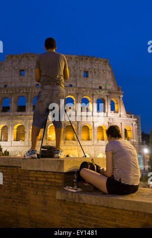 Turista al Colosseo al tramonto Foto Stock