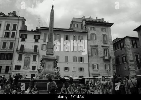 Piazza della rotonda in bianco e nero con un uomo seduto in una finestra a guardare la folla Foto Stock