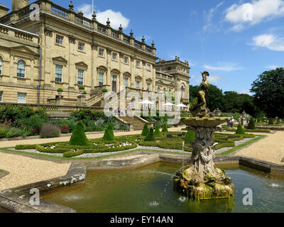 Statua sulla terrazza a Harewood House, Nr Leeds, Yorkshire, Regno Unito Foto Stock