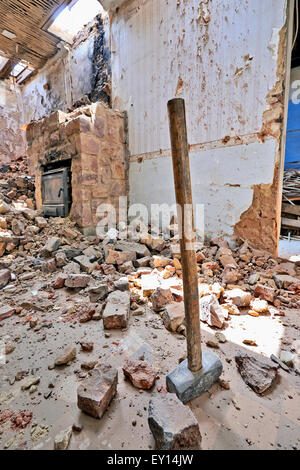 Grande martello per lavori di ristrutturazione nella sala abbandonati Foto Stock