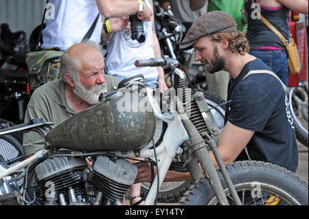 Kings Lynn, Norfolk, Regno Unito. 18/07/2015. Piloti lavorano sui loro bici nel box alla sporcizia Quake IV © Becky Matthews Foto Stock