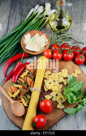 Diversi tipi di pasta sul tavolo di legno Foto Stock