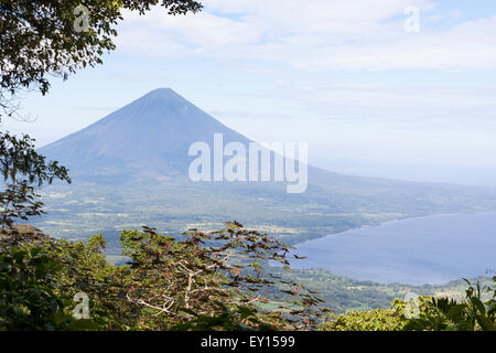 Concepción vulcano, vista dal vulcano Maderas. Isola di Ometepe Nicaragua Foto Stock