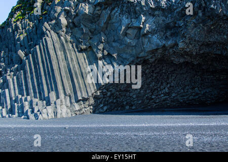 Reynishverfisvegur Islanda colonne basaltiche e grotta. Vik Islanda Foto Stock