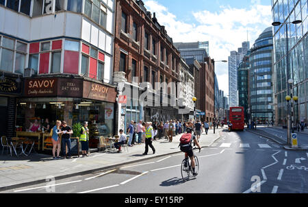 I manifestanti si uniscono in una protesta a catena umana per il destino dello sviluppo di Norton Folgate nell'East End di Londra, Spitalfields, Londra, Inghilterra Foto Stock
