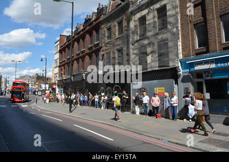 I manifestanti si uniscono alla protesta della “catena umana” contro Norton Folgate nel East End di Londra Foto Stock