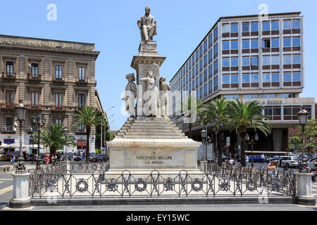 Piazza Stesicoro, Catania, in Sicilia con la statua del XVIII secolo opera del compositore Vincenzo Bellini che è nato ed è sepolto Foto Stock