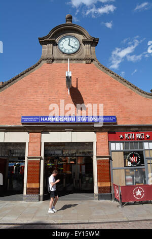 Esterno di Hammersmith e City stazione della metropolitana di Hammersmith, London, W6, Regno Unito Foto Stock