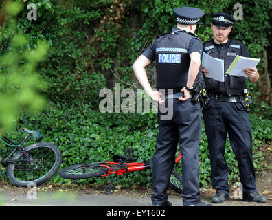 FILE: PICS Havant, Regno Unito. Il 26 giugno, 2015. Le foto di scena di doppia accoltellato a Havant domenica 19 luglio 2015 : un senzatetto che era rivolta verso il processo per il tentato omicidio di due scolari è stato trovato morto nella sua cella di prigione. Richard Walsh, 43, è stato accusato di aver accoltellato i due bambini di età compresa tra 12 e 13, in una strada a Havant, il mese scorso. Egli posta in stato di carcerazione preventiva alla prigione di Belmarsh nel sud est di Londra. La prigione ha trovato il personale non risponde di Walsh nella sua cella questa mattina. Il personale paramedico e combattuto per salvare la sua vita ma egli è stato dichiarato morto. Credito: Jason Kay/Alamy Live News Foto Stock