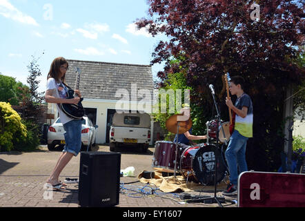 Tolpuddle, Dorset, Regno Unito. 19 Luglio, 2015. Il festival processtion avviene attraverso la strada principale a Tolpuddle, Dorset, Regno Unito domenica 19 luglio 2015. Ogni mese di luglio il villaggio di Tolpuddle nel Dorset, Regno Unito, tenere questo festival in memoria dei martiri Tolpuddle. I martiri sono stati sei i lavoratori agricoli che hanno vissuto e lavorato nel villaggio di Tolpuddle. Essi sono stati arrestati il 24 febbraio 1834 sulla carica di fare un giuramento illegale. L'effettivo reato è stato nel formare un sindacato per affrontare le loro condizioni di lavoro insoddisfacenti. Credito: Grahame Howard/Alamy Live News Foto Stock