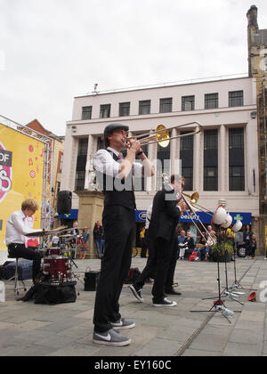 Durham, Regno Unito. 19 Luglio, 2015. Il tedesco Trombone vibrazione fascia giocare in luogo di mercato durante la Durham per le strade delle città del Festival di ottone. Credito: AC Immagini/Alamy Live News Foto Stock