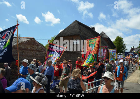 Tolpuddle, Dorset, Regno Unito. 19 Luglio, 2015. Il festival processione avviene attraverso la strada principale a Tolpuddle, Dorset, Regno Unito domenica 19 luglio 2015. Ogni mese di luglio il villaggio di Tolpuddle nel Dorset, Regno Unito, tenere questo festival in memoria dei martiri Tolpuddle. I martiri sono stati sei i lavoratori agricoli che hanno vissuto e lavorato nel villaggio di Tolpuddle. Essi sono stati arrestati il 24 febbraio 1834 sulla carica di fare un giuramento illegale. L'effettivo reato è stato nel formare un sindacato per affrontare le loro condizioni di lavoro insoddisfacenti. Credito: Grahame Howard/Alamy Live News Foto Stock