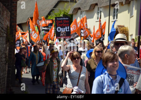 Tolpuddle, Dorset, Regno Unito. 19 Luglio, 2015. Il festival processione avviene attraverso la strada principale a Tolpuddle, Dorset, Regno Unito domenica 19 luglio 2015. Ogni mese di luglio il villaggio di Tolpuddle nel Dorset, Regno Unito, tenere questo festival in memoria dei martiri Tolpuddle. I martiri sono stati sei i lavoratori agricoli che hanno vissuto e lavorato nel villaggio di Tolpuddle. Essi sono stati arrestati il 24 febbraio 1834 sulla carica di fare un giuramento illegale. L'effettivo reato è stato nel formare un sindacato per affrontare le loro condizioni di lavoro insoddisfacenti. Credito: Grahame Howard/Alamy Live News Foto Stock