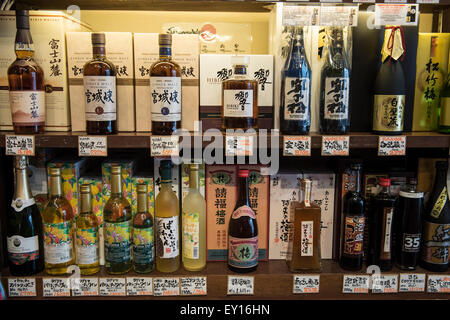 Bottiglie di giapponese Whiskey Premium e Sake sul display nel negozio di souvenir negozio di liquori Sul Kokusai-dori a Naha, Okinawa, in Giappone Foto Stock