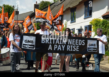 Tolpuddle, Dorset, Regno Unito. 19 Luglio, 2015. Il festival processione avviene attraverso la strada principale a Tolpuddle, Dorset, Regno Unito domenica 19 luglio 2015 Ogni mese di luglio il villaggio di Tolpuddle nel Dorset, Regno Unito, tenere questo festival in memoria dei martiri Tolpuddle. I martiri sono stati sei i lavoratori agricoli che hanno vissuto e lavorato nel villaggio di Tolpuddle. Essi sono stati arrestati il 24 febbraio 1834 sulla carica di fare un giuramento illegale. L'effettivo reato è stato nel formare un sindacato per affrontare le loro condizioni di lavoro insoddisfacenti. Credito: Grahame Howard/Alamy Live News Foto Stock