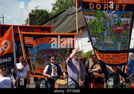 Tolpuddle, Dorset, Regno Unito. 19 Luglio, 2015. Il festival processione avviene attraverso la strada principale a Tolpuddle, Dorset, Regno Unito domenica 19 luglio 2015. Ogni mese di luglio il villaggio di Tolpuddle nel Dorset, Regno Unito, tenere questo festival in memoria dei martiri Tolpuddle. I martiri sono stati sei i lavoratori agricoli che hanno vissuto e lavorato nel villaggio di Tolpuddle. Essi sono stati arrestati il 24 febbraio 1834 sulla carica di fare un giuramento illegale. L'effettivo reato è stato nel formare un sindacato per affrontare le loro condizioni di lavoro insoddisfacenti. Credito: Grahame Howard/Alamy Live News Foto Stock