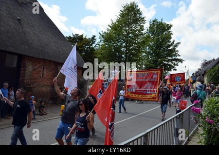 Tolpuddle, Dorset, Regno Unito. 19 Luglio, 2015. Il festival processione avviene attraverso la strada principale a Tolpuddle, Dorset, Regno Unito domenica 19 luglio 2015. Ogni mese di luglio il villaggio di Tolpuddle nel Dorset, Regno Unito, tenere questo festival in memoria dei martiri Tolpuddle. I martiri sono stati sei i lavoratori agricoli che hanno vissuto e lavorato nel villaggio di Tolpuddle. Essi sono stati arrestati il 24 febbraio 1834 sulla carica di fare un giuramento illegale. L'effettivo reato è stato nel formare un sindacato per affrontare le loro condizioni di lavoro insoddisfacenti. Credito: Grahame Howard/Alamy Live News Foto Stock