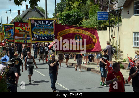 Tolpuddle, Dorset, Regno Unito. 19 Luglio, 2015. Il festival processione avviene attraverso la strada principale a Tolpuddle, Dorset, Regno Unito domenica 19 luglio 2015. Ogni mese di luglio il villaggio di Tolpuddle nel Dorset, Regno Unito, tenere questo festival in memoria dei martiri Tolpuddle. I martiri sono stati sei i lavoratori agricoli che hanno vissuto e lavorato nel villaggio di Tolpuddle. Essi sono stati arrestati il 24 febbraio 1834 sulla carica di fare un giuramento illegale. L'effettivo reato è stato nel formare un sindacato per affrontare le loro condizioni di lavoro insoddisfacenti. Credito: Grahame Howard/Alamy Live News Foto Stock