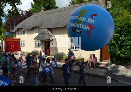 Tolpuddle, Dorset, Regno Unito. 19 Luglio, 2015. Il festival processione avviene attraverso la strada principale a Tolpuddle, Dorset, Regno Unito domenica 19 luglio 2015. Ogni mese di luglio il villaggio di Tolpuddle nel Dorset, Regno Unito, tenere questo festival in memoria dei martiri Tolpuddle. I martiri sono stati sei i lavoratori agricoli che hanno vissuto e lavorato nel villaggio di Tolpuddle. Essi sono stati arrestati il 24 febbraio 1834 sulla carica di fare un giuramento illegale. L'effettivo reato è stato nel formare un sindacato per affrontare le loro condizioni di lavoro insoddisfacenti. Credito: Grahame Howard/Alamy Live News Foto Stock