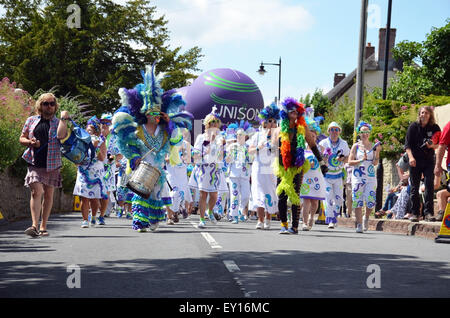 Tolpuddle, Dorset, Regno Unito. 19 Luglio, 2015. Il festival processione avviene attraverso la strada principale a Tolpuddle, Dorset, Regno Unito domenica 19 luglio 2015. Ogni mese di luglio il villaggio di Tolpuddle nel Dorset, Regno Unito, tenere questo festival in memoria dei martiri Tolpuddle. I martiri sono stati sei i lavoratori agricoli che hanno vissuto e lavorato nel villaggio di Tolpuddle. Essi sono stati arrestati il 24 febbraio 1834 sulla carica di fare un giuramento illegale. L'effettivo reato è stato nel formare un sindacato per affrontare le loro condizioni di lavoro insoddisfacenti. Credito: Grahame Howard/Alamy Live News Foto Stock