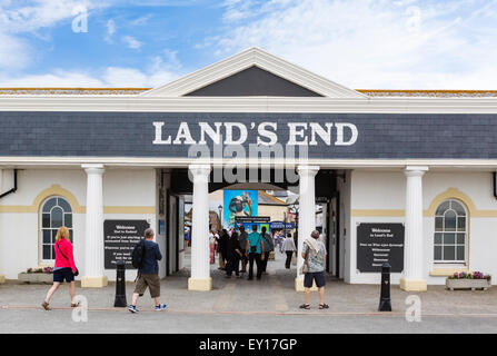 Ingresso al complesso per lo shopping e i divertimenti a Land's End, Cornwall, Regno Unito Foto Stock