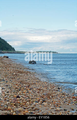 Onde che lambiscono le pietre colorate sulla baia Gardiners litorale Oceano Atlantico Il Hampton Inn Long Island New York Foto Stock