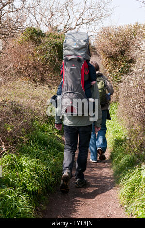 Matura per una passeggiata con il loro bambino addormentato in un baby carrier Foto Stock