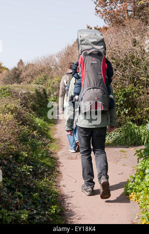 Matura per una passeggiata con il loro bambino addormentato in un baby carrier Foto Stock