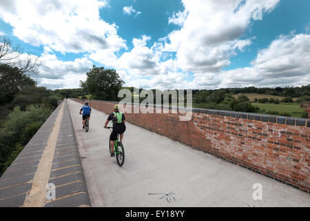 I ciclisti sul viadotto modo sentiero pedonale e ciclabile lungo il restaurato Hockley viadotto in Winchester Foto Stock