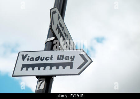 Viadotto modo sentiero pedonale e ciclabile lungo il restaurato Hockley viadotto in Winchester Foto Stock