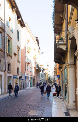 Gli acquirenti mattina presto su Corso Porta Borsari, Verona, Italia Foto Stock