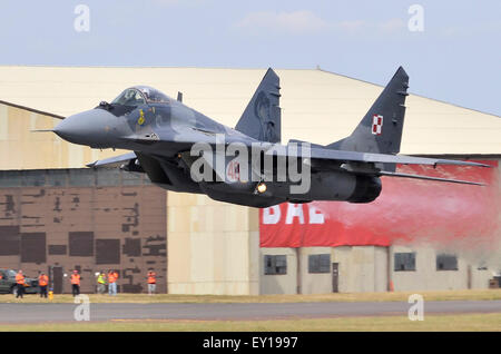 Mikoyan Gurevich Mig-29 operati dal polacco della Air Force visualizzazione basso sopra la pista al RIAT 2015, Fairford, UK. Credito: Antony ortica/Alamy Live News Foto Stock