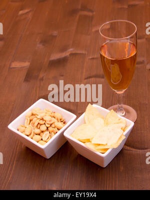 Aperitivo e salatini in ciotole sul tavolo di legno Foto Stock