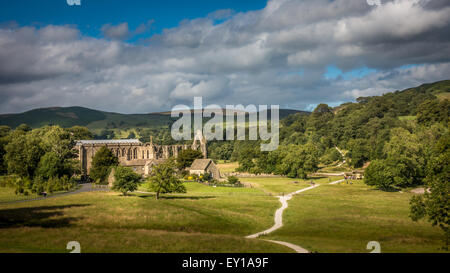 Bolton Abbey e visitatori che ronzavano in ice cream van su un giorno d'estate Foto Stock