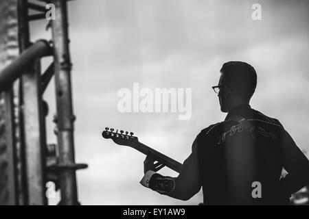 Gateshead, Regno Unito - 18 Luglio 2015 - Suzette Lawrence e il neon di angeli in esecuzione al Summertyne Americana Festival Foto Stock