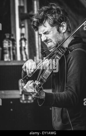 Gateshead, Regno Unito - 18 Luglio 2015 - Marty O'Reilly violinista esegue sulla Sage outdoor stadio a Summertyne Americana Festival Foto Stock