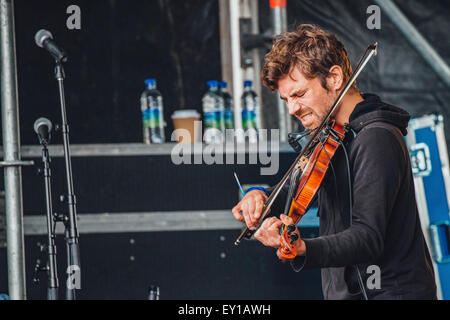 Gateshead, Regno Unito - 18 Luglio 2015 - Marty O'Reilly violinista esegue sulla Sage outdoor stadio a Summertyne Americana Festival Foto Stock
