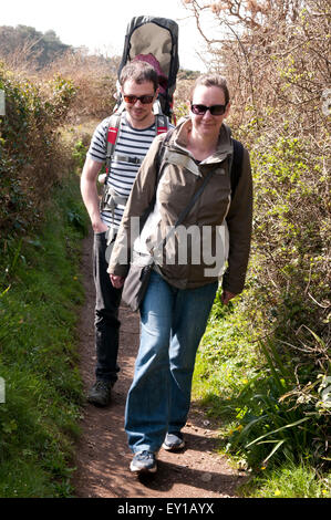 Matura per una passeggiata con il loro bambino addormentato in un baby carrier Foto Stock