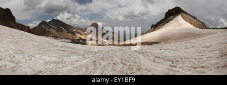 Il cratere vulcanico del Monte Aragats (4,090 m) in provincia di Aragatsotn, Armenia. Il monte Aragats è il punto più alto in Armenia. Panor Foto Stock