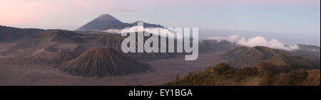 Alba sul Monte Bromo (2329 m) e del Tengger Caldera in Java Orientale, Indonesia. Panorama dal Monte Penanjakan (2.770 m.). Mo Foto Stock