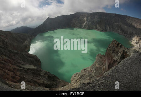 Lago acido nel cratere del vulcano attivo del Kawah Ijen in Java Orientale, Indonesia. Il panorama è composto da 6 fotografia Foto Stock