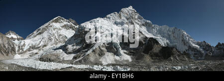 Il monte Everest (8.848 m) e il Ghiacciaio Khumbu dal Campo Base Everest (5,364 m) nella regione di Khumbu, Himalaya, Nepal. Panorama Foto Stock