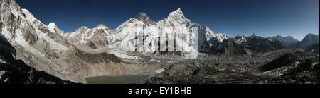 Il monte Everest (8.848 m) e il Ghiacciaio Khumbu dal vertice di Kala Patthar (5,644 m) nella regione di Khumbu, Himalaya, Nepal. Pan Foto Stock