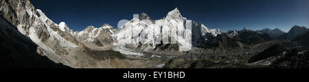 Il monte Everest (8.848 m) e il Ghiacciaio Khumbu dal vertice di Kala Patthar (5,644 m) nella regione di Khumbu, Himalaya, Nepal. Pan Foto Stock